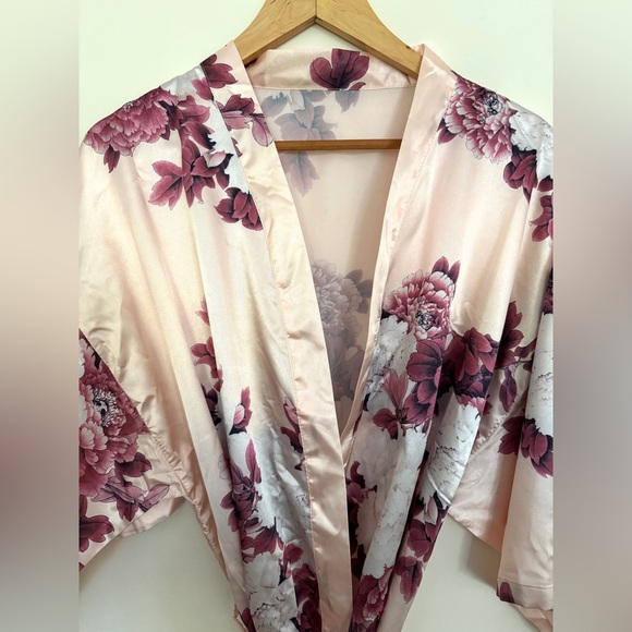 Pink Floral Robe - Silky - Getting Ready - One Size - Wedding - Feminine - Picture 3 of 6